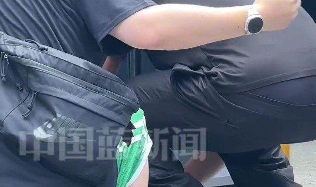 开云体育官方入口-杰伦-布朗体验新能源换电站：美国为啥没有？这将改变一切！